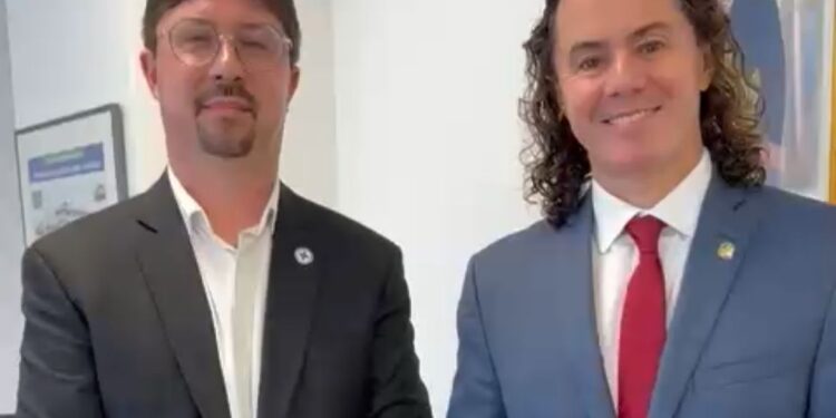 No Ministério da Saúde, Veneziano confirma ampliação de serviços da atenção primária para dez cidades paraibanas