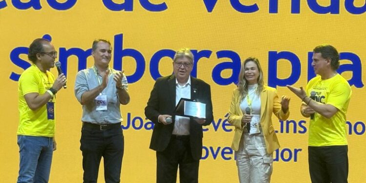 Em São Paulo, João Azevêdo recebe homenagem durante evento da CVC em reconhecimento aos investimentos no turismo