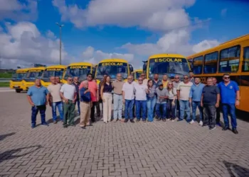 Cícero Lucena entrega 20 novos ônibus escolares para beneficiar mais 5 mil alunos da Rede Municipal de Ensino