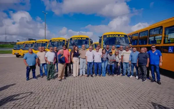Cícero Lucena entrega 20 novos ônibus escolares para beneficiar mais 5 mil alunos da Rede Municipal de Ensino