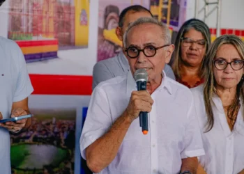 Prefeito entrega a 44ª unidade de ensino reconstruída pela gestão e 60 óculos para alunos de João Pessoa