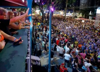 João Azevêdo prestigia primeira noite do “Folia de Rua” e destaca ações do Governo nos festejos carnavalescos do Estado