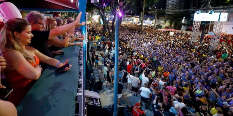 João Azevêdo prestigia primeira noite do “Folia de Rua” e destaca ações do Governo nos festejos carnavalescos do Estado