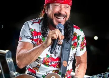 Bloco Vumbora dá início ao Via Folia com o cantor Bell Marques arrastando multidão na Epitácio Pessoa