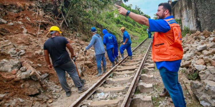 Defesa Civil desinterdita trecho da ferrovia entre as estações do Varadouro e Mandacaru