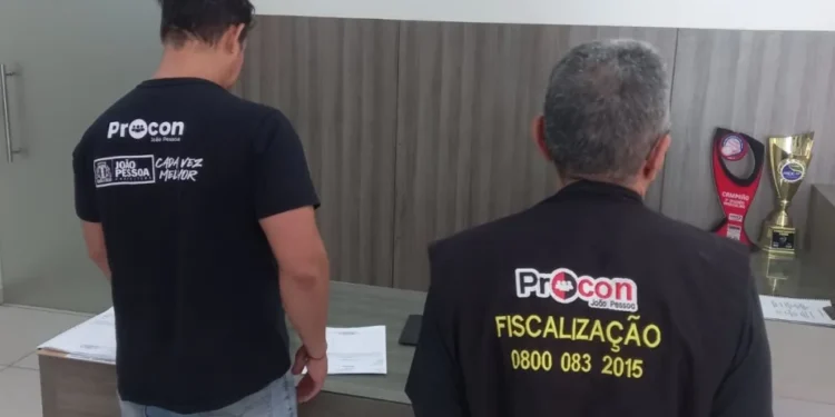 Procon-JP fiscaliza escolas para garantir cumprimento da lei que restringe o uso do celular