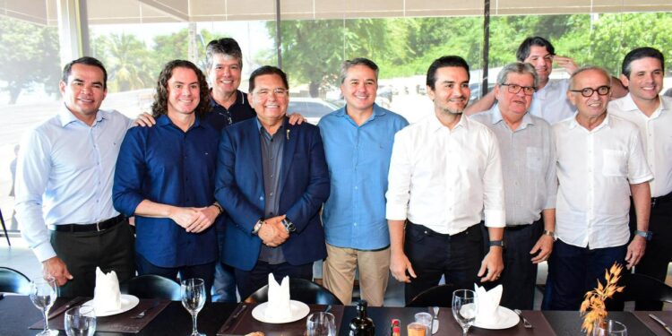 Veneziano recepciona Ministro do Turismo na Paraíba e agradece apoio aos eventos e recursos para Centro de Convenções de Campina Grande