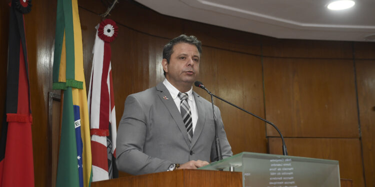 Lei de autoria do vereador Marmuthe, que proíbe escolas de recusar matrículas, pode ganhar abrangência nacional