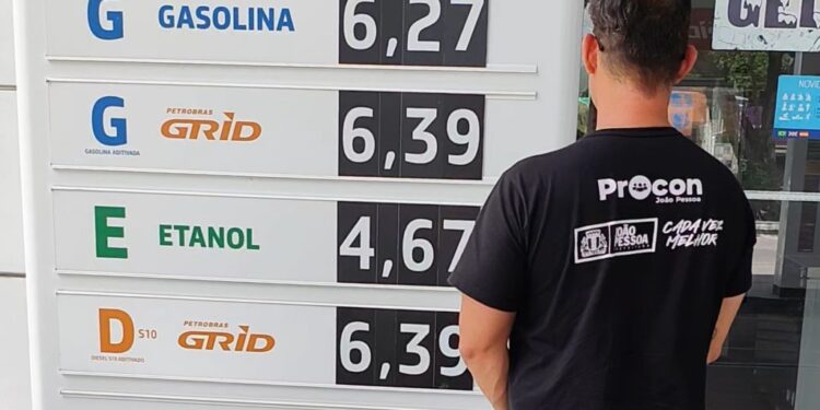 Procon-JP se reúne com Sindipetro para discutir aumentos; fiscalização notifica todos os postos