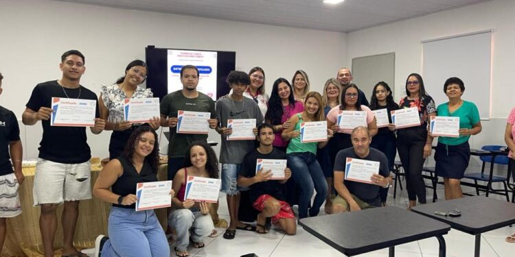 Prefeitura entrega certificados para concluintes de curso de auxiliar administrativo