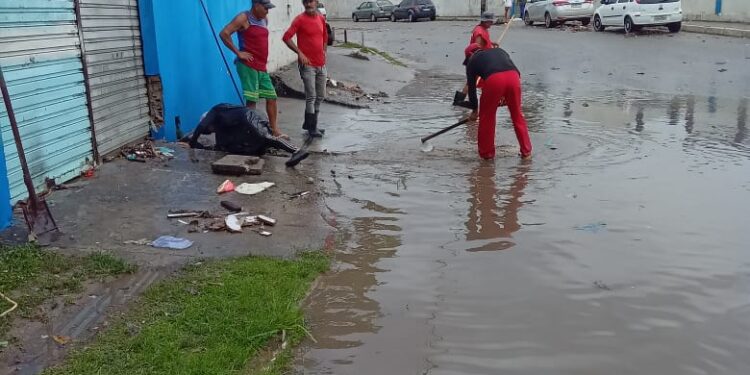 Seinfra e Emlur orientam população sobre o descarte adequado de resíduos para evitar alagamentos e enchentes em período de chuvas
