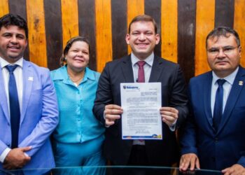 Prefeito Cláudio Neto assina Projeto de Lei reajustando salário dos profissionais do magistério