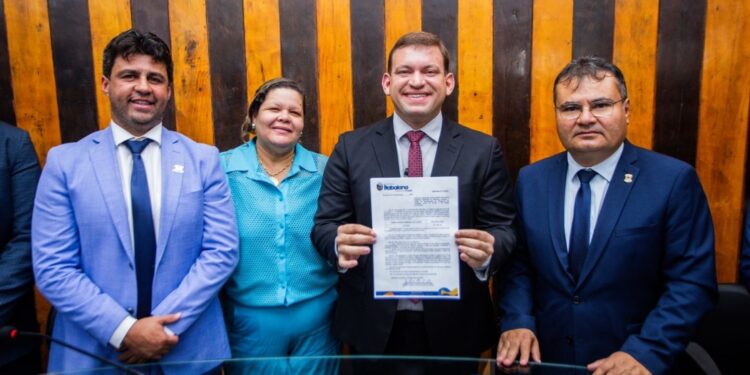 Prefeito Cláudio Neto assina Projeto de Lei reajustando salário dos profissionais do magistério