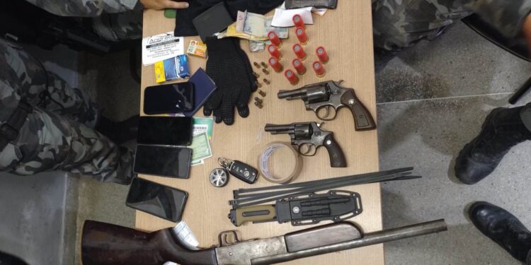 Polícia Militar prende quadrilha com armas e materiais que seriam usados em sequestro na Paraíba