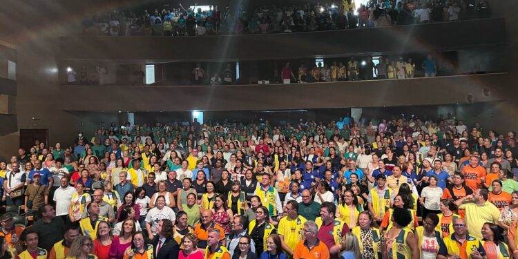 Veneziano recebe comenda ‘Parlamentar amigo do ACS e ACE’ por sua contribuição e presidente da CONACS destaca: “Sempre nos apoiou”