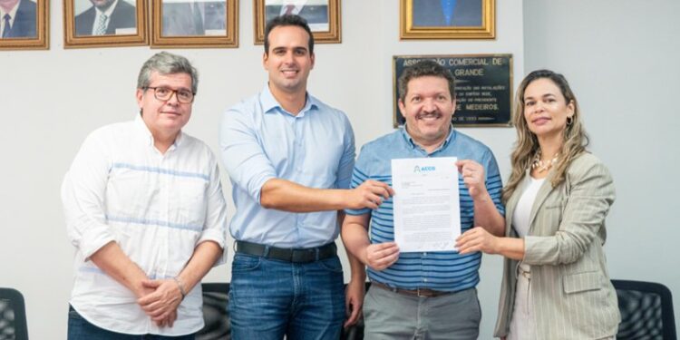 Lucas Ribeiro oficializa apoio do Governo do Estado ao comércio e inspeciona reforma da 1ª Ciretran em Campina Grande