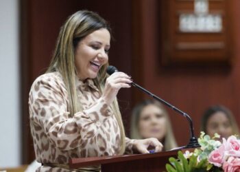 Tacyana Leitão anuncia pagamento do piso nacional aos professores de Bayeux