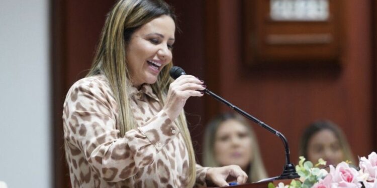 Tacyana Leitão anuncia pagamento do piso nacional aos professores de Bayeux