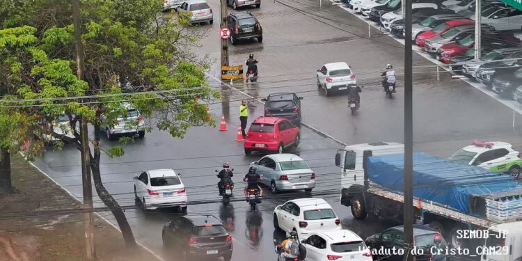 Chuva intensa em João Pessoa gera alagamentos e semáforos inoperantes nesta quarta (05)