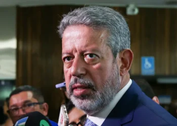 Lira prevê eleição rápida e destaca amplo apoio a Hugo Motta