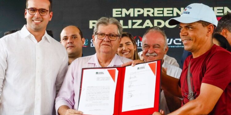 João Azevêdo celebra convênios para apoiar eventos religiosos e Carnaval Tradição em Campina Grande