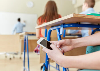 Governo regulamenta lei que restringe uso de celular na escola