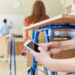 Governo regulamenta lei que restringe uso de celular na escola