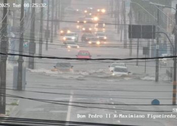 Chuvas provocam alagamentos e carros submersos em João Pessoa; veja quais ruas evitar