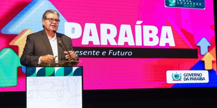 João Azevêdo participa de abertura do Inova Cooperar 2025 e aborda em palestra investimentos feitos na Paraíba