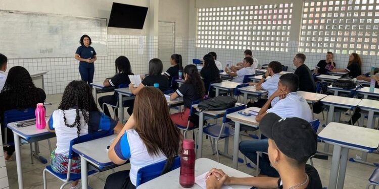 Entra em vigor lei que modifica carga horária e favorece professores do Ensino Integral da Rede Estadual