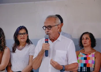 Cícero Lucena destaca qualidade do ensino do Município durante lançamento de livro escrito por 300 alunos da rede municipal