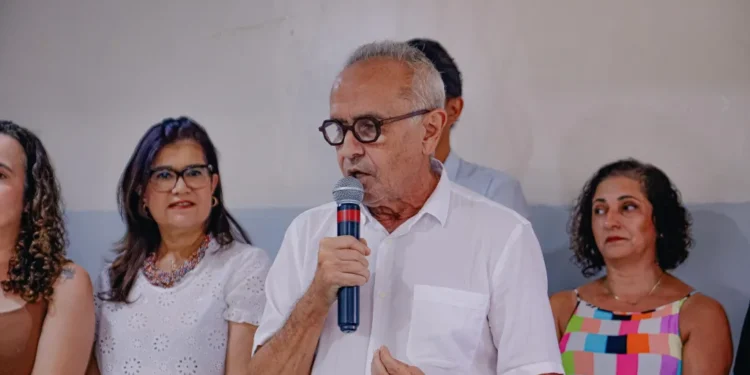 Cícero Lucena destaca qualidade do ensino do Município durante lançamento de livro escrito por 300 alunos da rede municipal