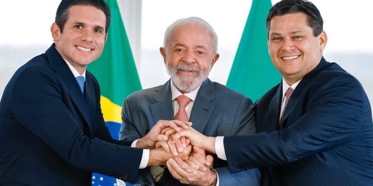 “Sou amigo dos dois”, diz Lula sobre novos presidentes do Legislativo