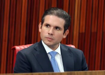 Hugo Motta critica a “batalha de bonés” e destaca a necessidade de soluções reais para o país