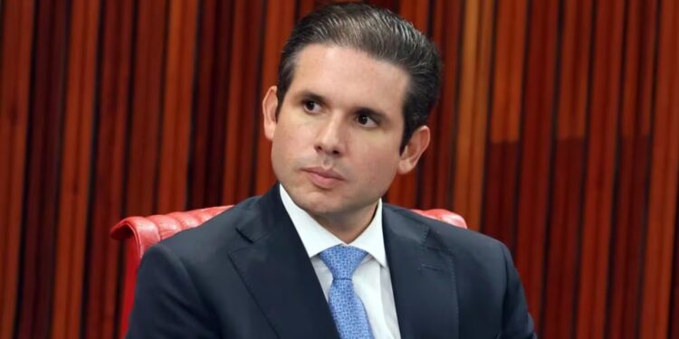 Hugo Motta critica a “batalha de bonés” e destaca a necessidade de soluções reais para o país