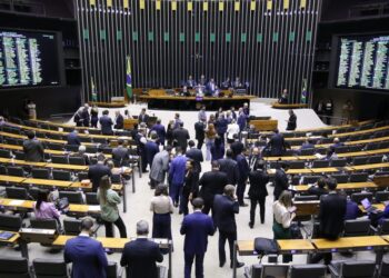 Câmara pode votar projeto que pune escolas que não aceitarem matrícula de alunos