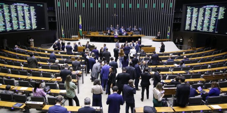 Câmara pode votar projeto que pune escolas que não aceitarem matrícula de alunos