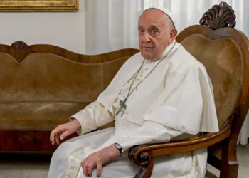 Vaticano informa que Papa Francisco teve noite tranquila, mas segue em estado crítico