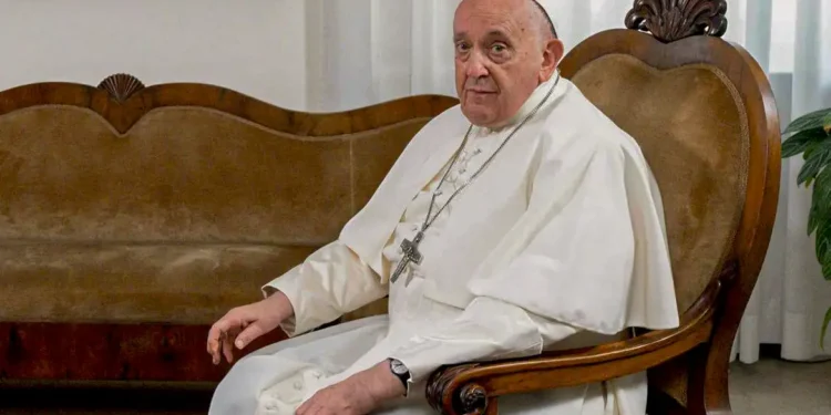 Vaticano informa que Papa Francisco teve noite tranquila, mas segue em estado crítico