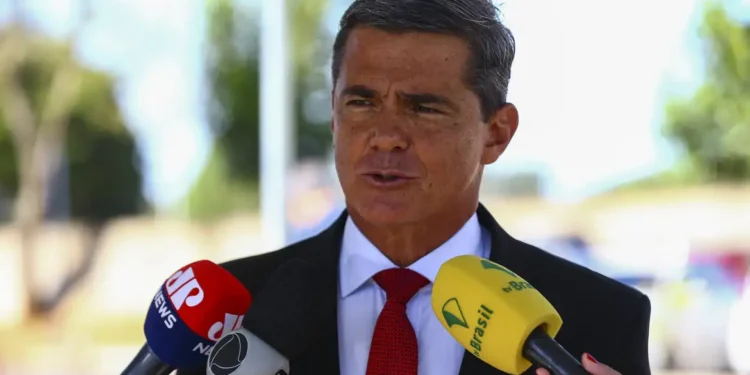 General estava com raiva e pressionava Bolsonaro por golpe, diz Cid