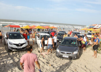 Prefeitura de Lucena coloca barreiras para bloquear tráfego de carros na Praia