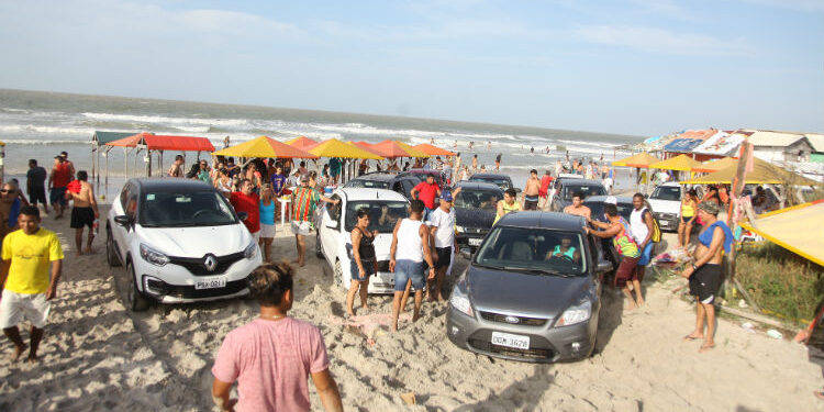Prefeitura de Lucena coloca barreiras para bloquear tráfego de carros na Praia