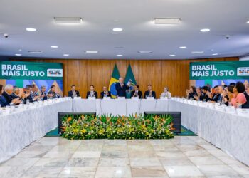 Veneziano participa de solenidade com Lula e garante articulação para aprovar proposta de isenção de Imposto de Renda no Senado