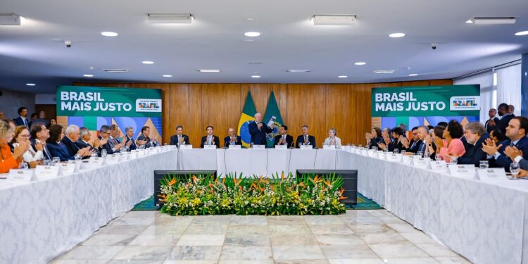 Veneziano participa de solenidade com Lula e garante articulação para aprovar proposta de isenção de Imposto de Renda no Senado