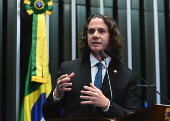 Veneziano ressalta fala de Tarcísio de Feitas, aliado de Bolsonaro, elogiando o processo eleitoral brasileiro e as urnas eletrônicas