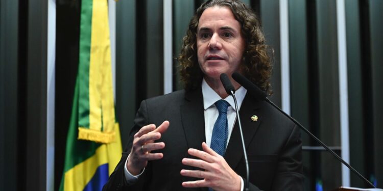 Veneziano ressalta fala de Tarcísio de Feitas, aliado de Bolsonaro, elogiando o processo eleitoral brasileiro e as urnas eletrônicas