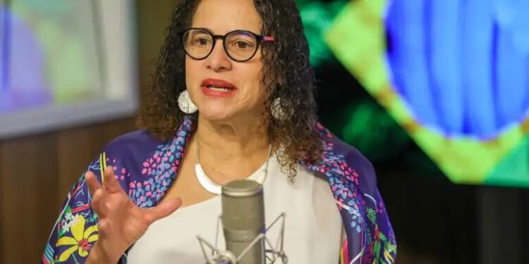 Ministra de Lula participa de agenda em CG e aposta na manutenção da federação PT/PV/PCdoB