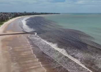 Sudema aponta que mancha escura nas praias da capital paraibana tem coliformes fecais