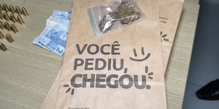 Tio e sobrinho são presos por tráfico de drogas com esquema de delivery na capital