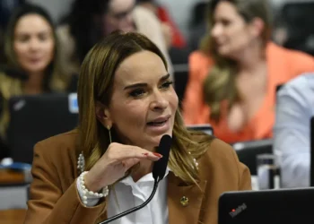 Mídia nacional destaca que senador Aziz cobra saída de Daniella Ribeiro da primeira secretaria do Senado